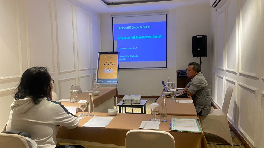 Suasana peserta mengikuti materi dalam Pelatihan HSE Control & Planner di Hotel Kampi Surabaya.