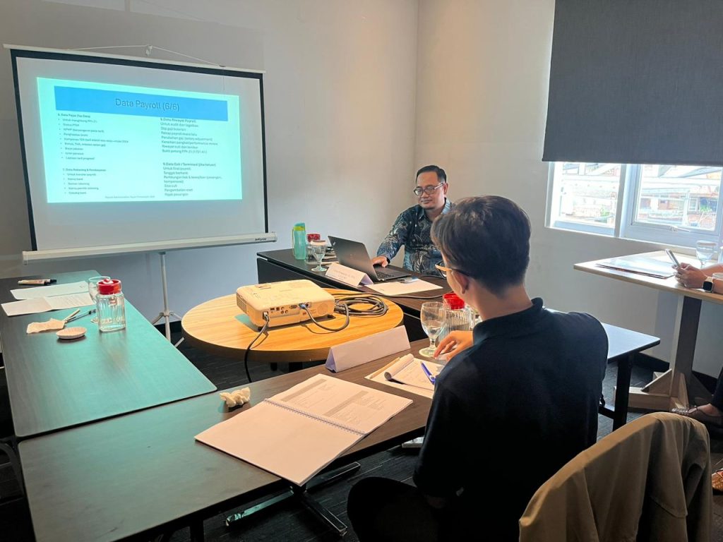 Suasana Training Payroll Administration di Hotel Neo Dipatiukur Bandung oleh STC Konsultan.