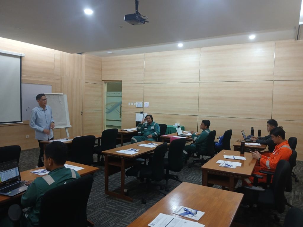 Trainer profesional memberikan materi kepada pt badak ngl dalam program Masa Persiapan Pensiun.