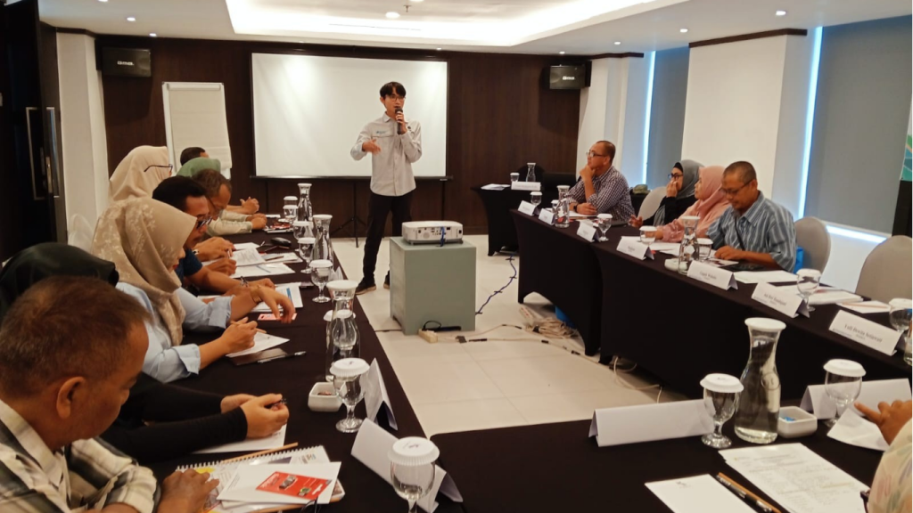 Peserta Pelatihan Purna Tugas sedang mempelajari teknik budidaya hidroponik bersama STC Konsultan