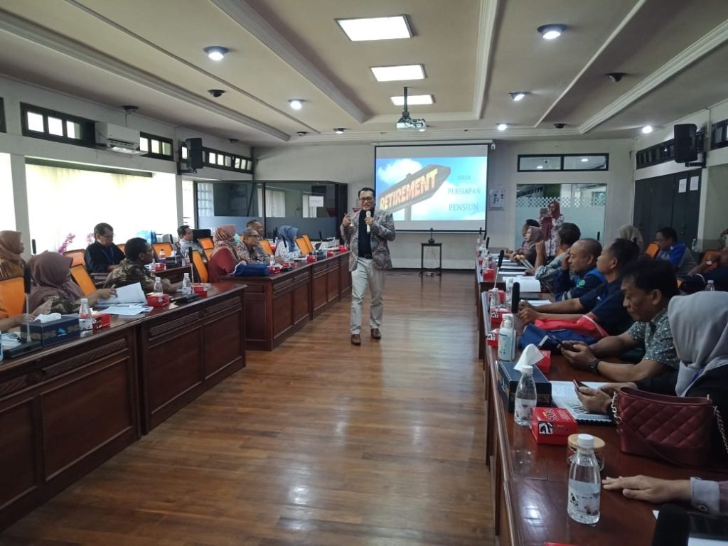 Suasana interaktif pelatihan pasca pensiun bersama perum jasa tirta I, fokus pada peserta yang aktif berdiskusi dan mencatat materi perencanaan masa depan.